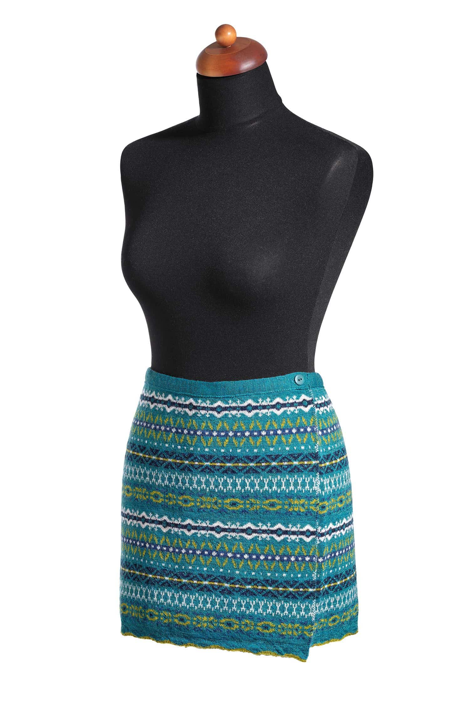 Schneiderpuppe mit türkisem Cacheur mit nordischem Muster aus bio Wolle (kbT)