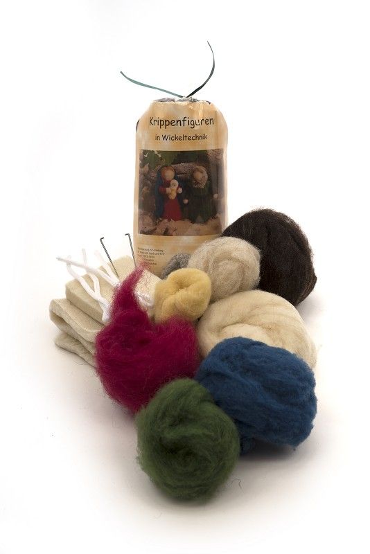 Packungsinhalt der Bastelpackung Krippenfiguren vom Finkhof mit bio Wolle (kbT) und Zubehör auf weißem Untergrund