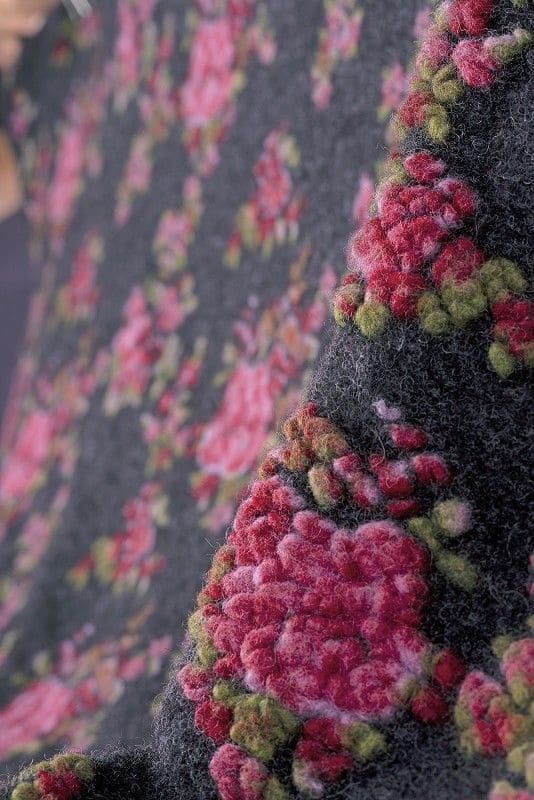 Finkhof Musterwalk Strickstoff Rose anthrazit-rot aus Schurwolle und Bio-Baumwolle, Detailansicht der Rosenblüten