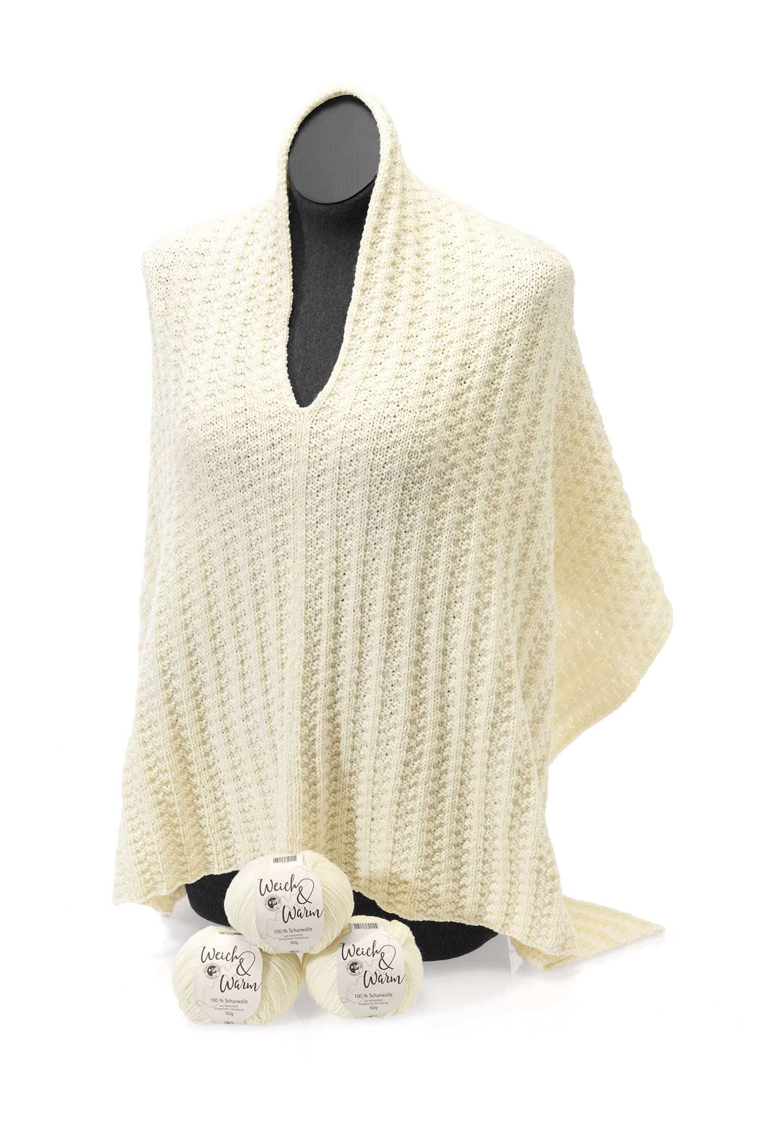 Pulli aus weißer Finkhof Merinowolle Weich&Warm aus bio Wolle (kbT) an Schneiderpuppe mit Knäulen davor