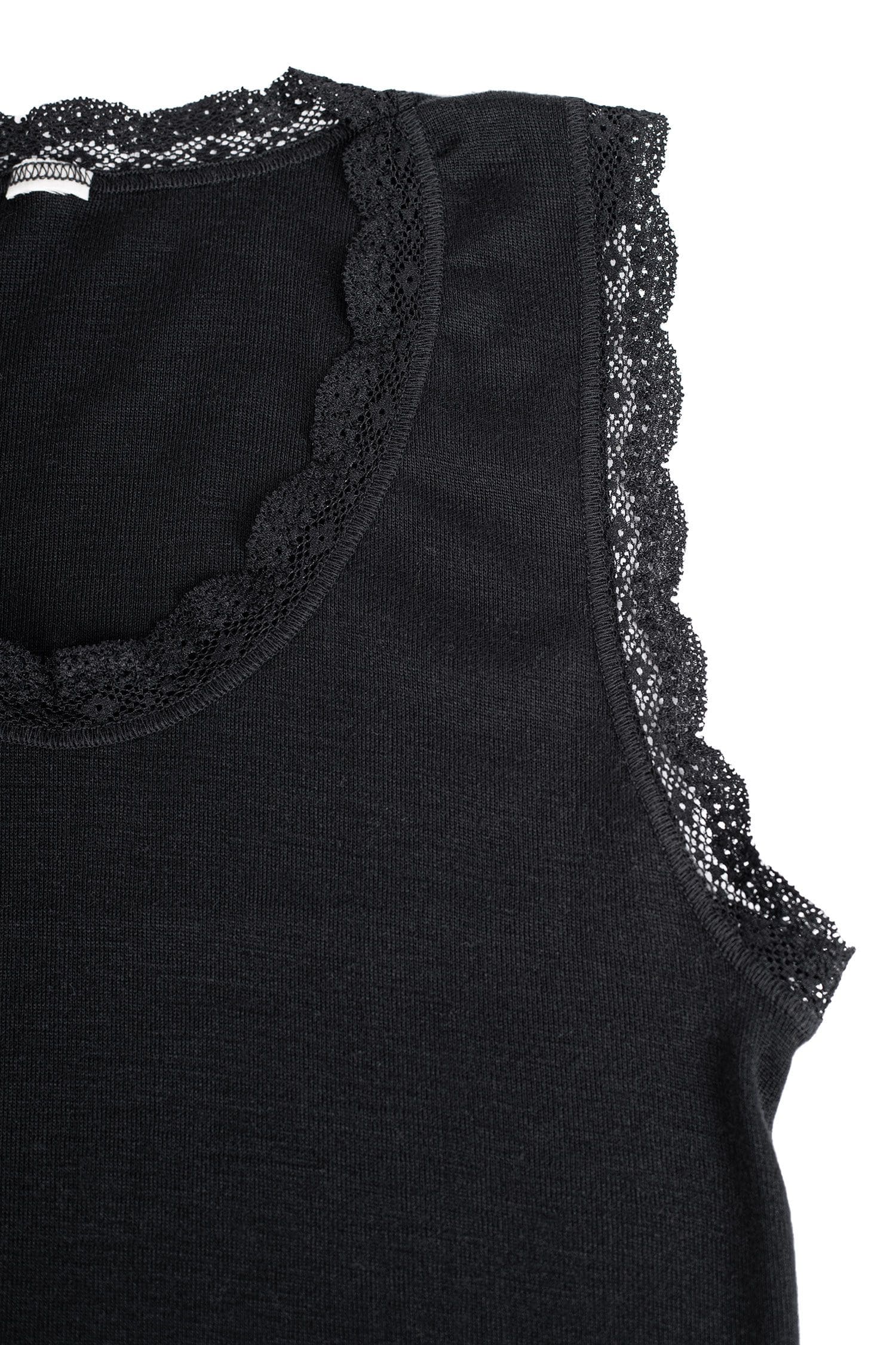 Detailaufnahme der Spitze des schwarzen Trägertops aus bio Wolle (kbT) und Seide