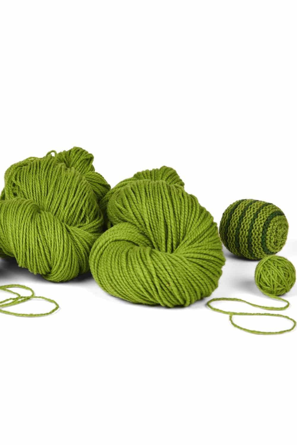 Finkhof Merinowolle dick gefärbt hellgrün dicke hellgrüne Finkhof Merinowolle aus bio Wolle (kbT) mit Strickkugel daneben, weißer Untergrund