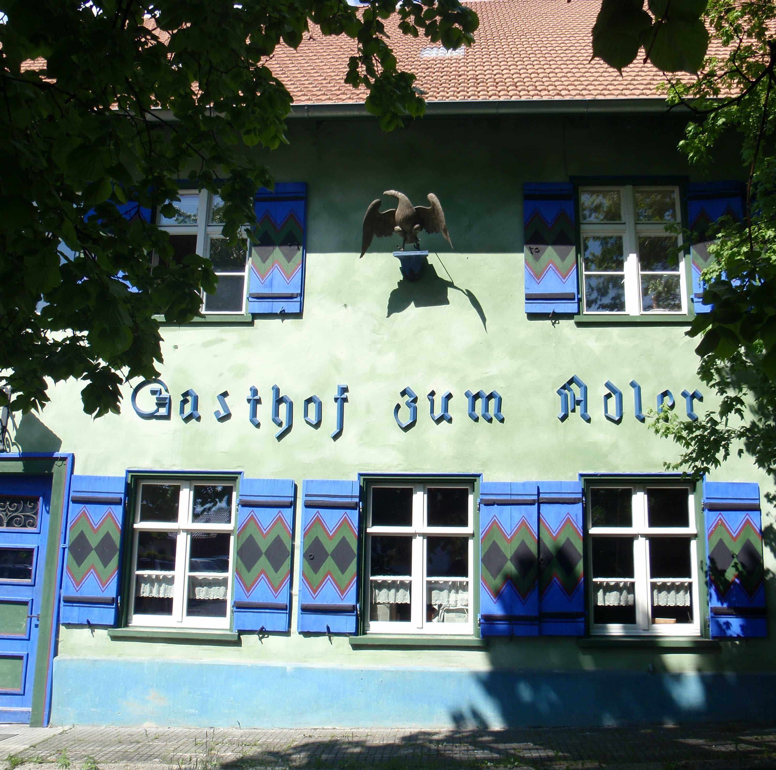 grünes Finkhof Gebäude - Gasthaus zum Adler in Arnach