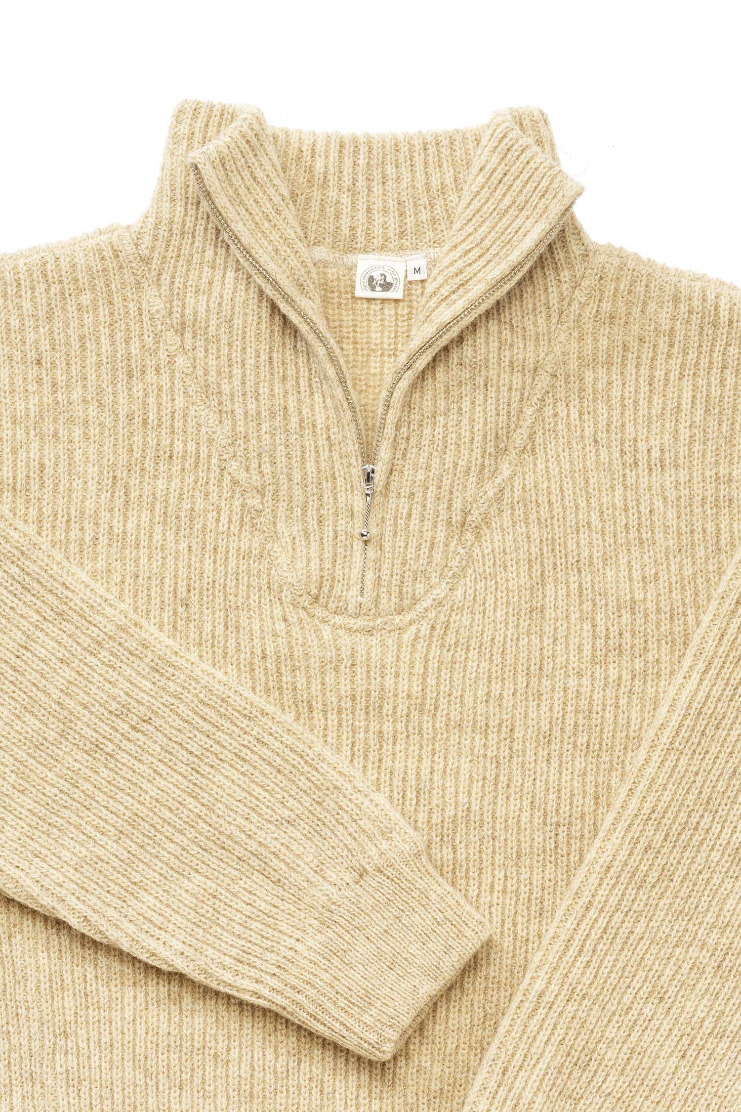 Kragen und Ärmel des beigen Troyer vom Finkhof aus bio Wolle (kbT) vom Fuchsschaf