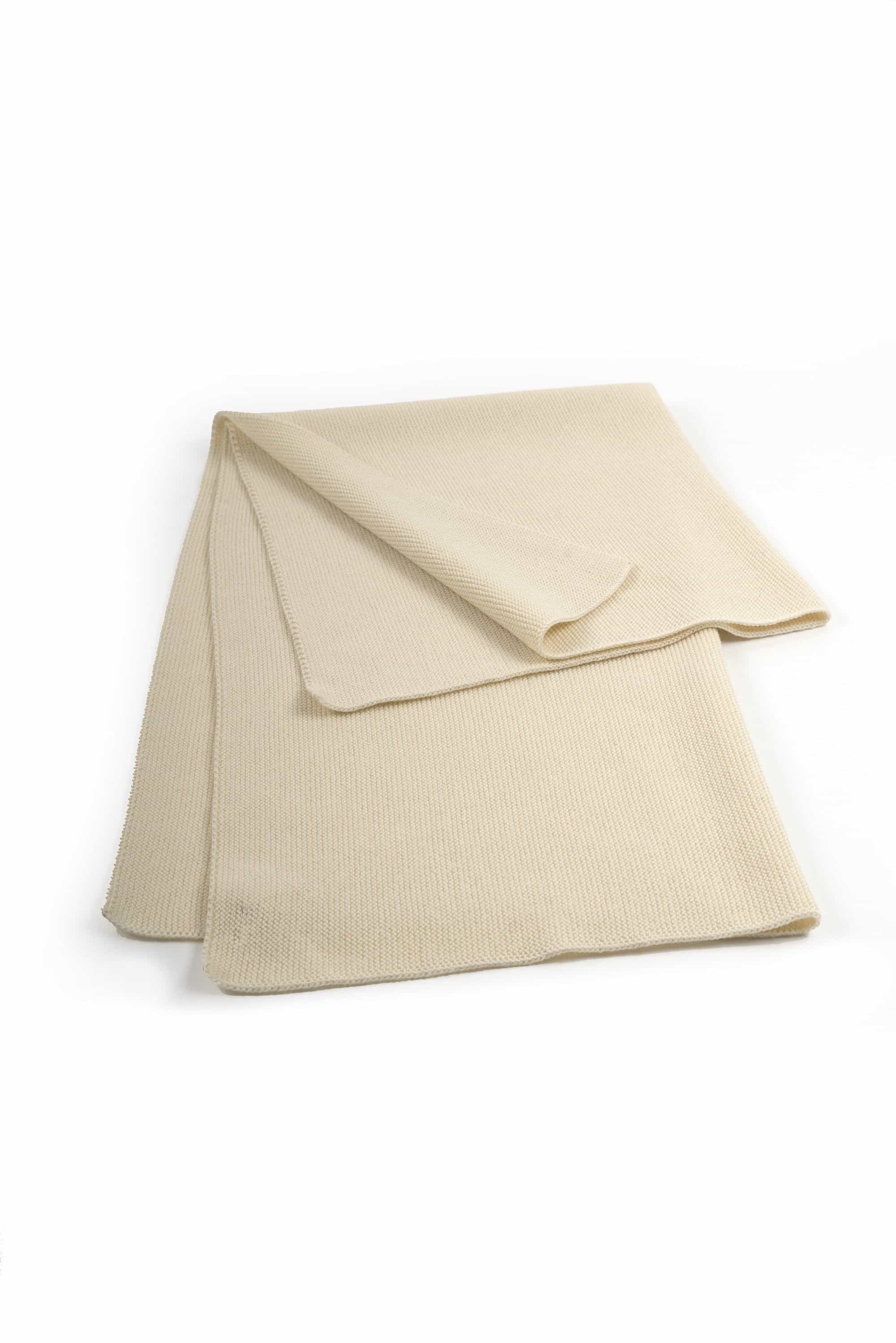 Wickeldecke naturweiß ordentlich gelegte naturweiße Wickeldecke aus bio Wolle (kbT) vom Finkhof, Freisteller von vorne