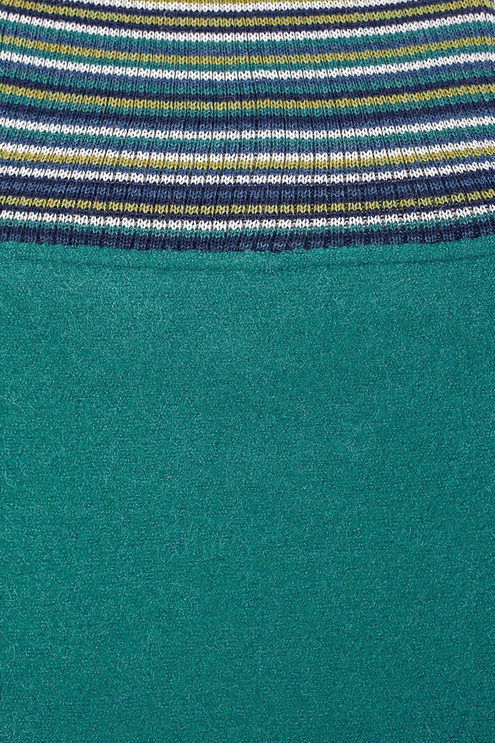 Detailaufnahme vom bunt gestreiften Strickbund des türkisen Rocks vom Finkhof aus bio Wolle (kbT)