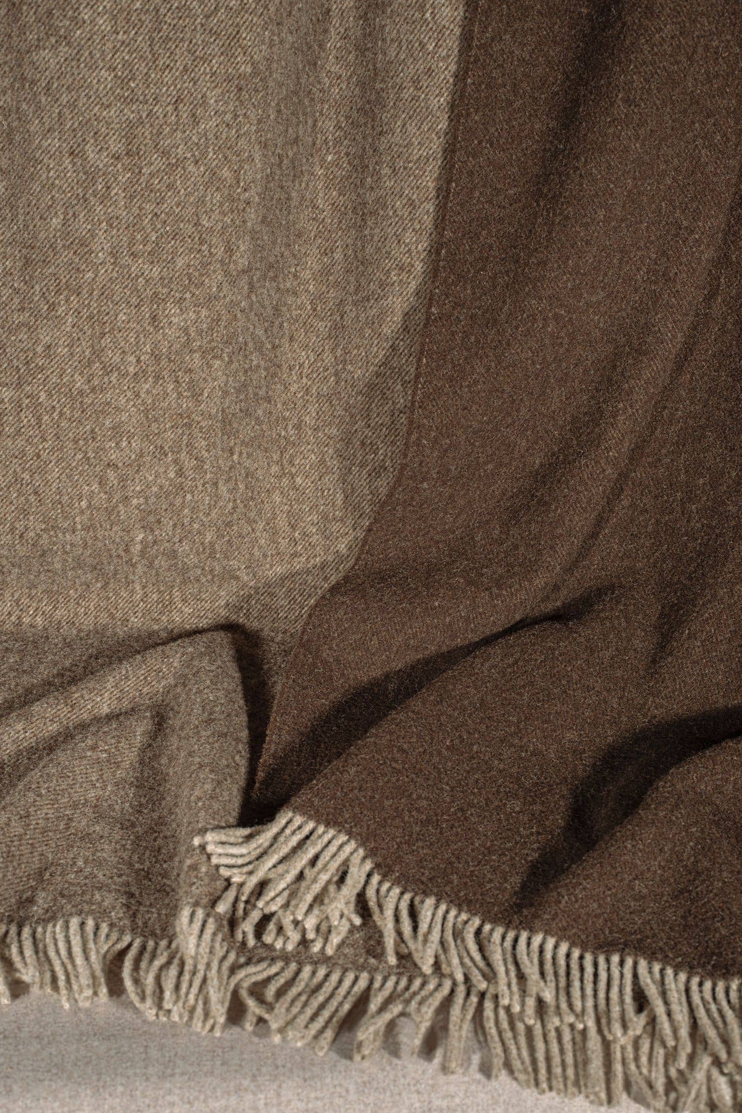 Detailfoto von Wollplaid in braun mit Fransen aus bio Wolle (kbT)