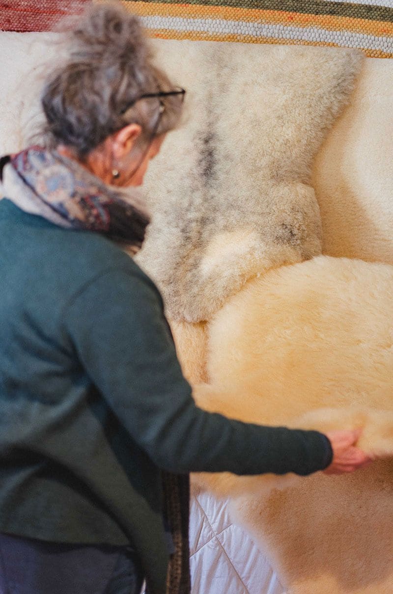 finkhof-hofladen-felle Frau sortiert hell Finkhof Felle