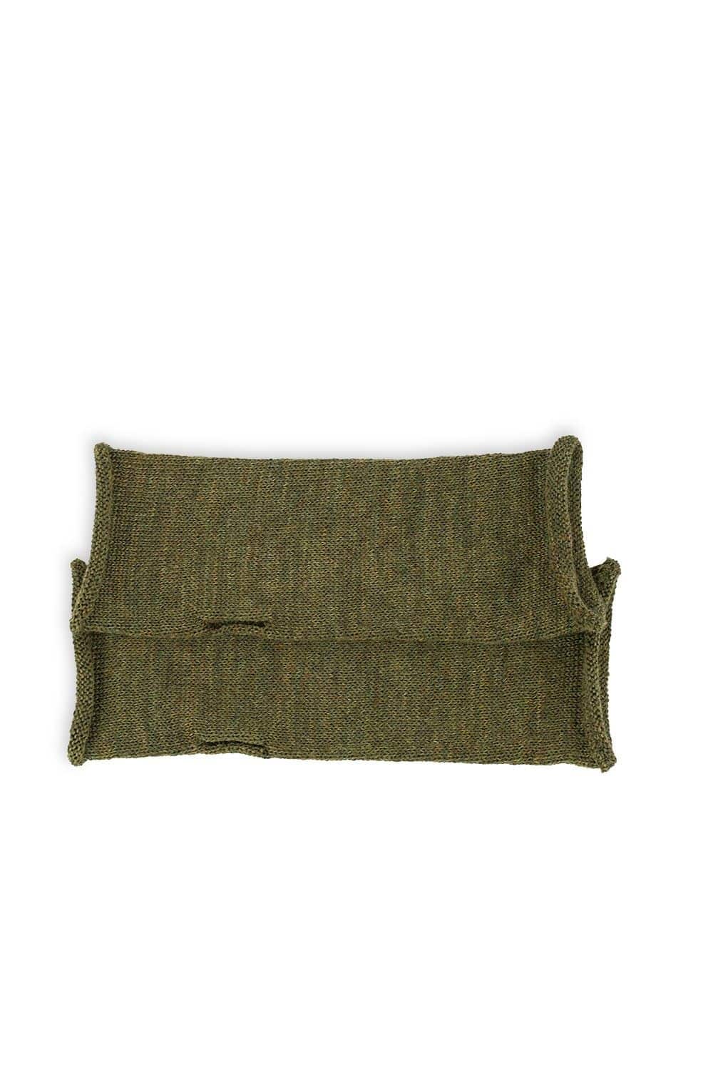 ein Paar olivegrüne Handstulpen aus bio Wolle (kbT), Freisteller