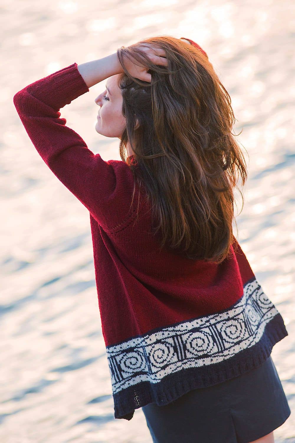 roter Pulli mit blauem weißem Muster als Beispielprojekt für das Buch ,,Ariadnes Fäden"