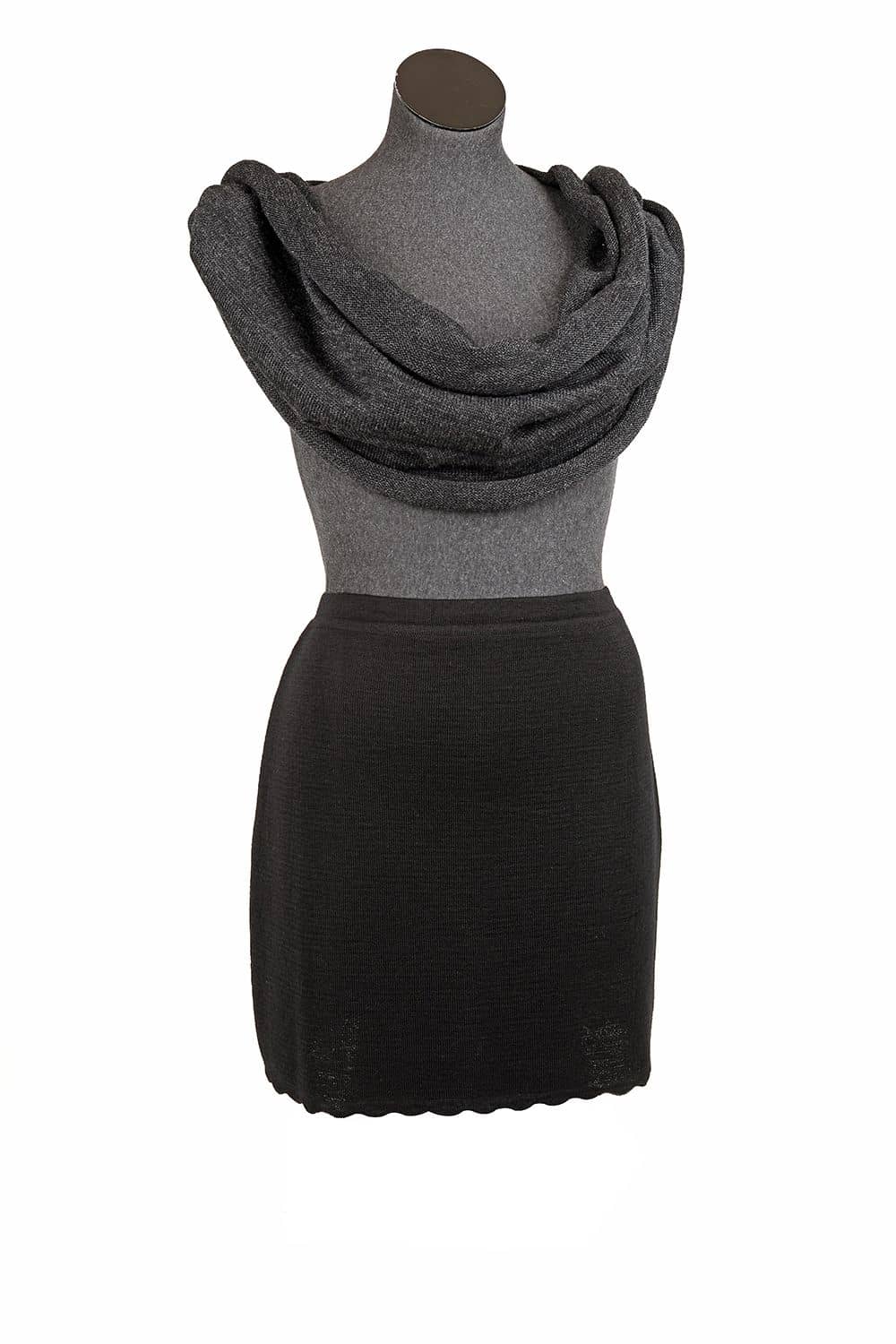 schwarzer Kurzrock aus bio Wolle (kbT) vom Finkhof mit grauem Schal an Schneiderpuppe