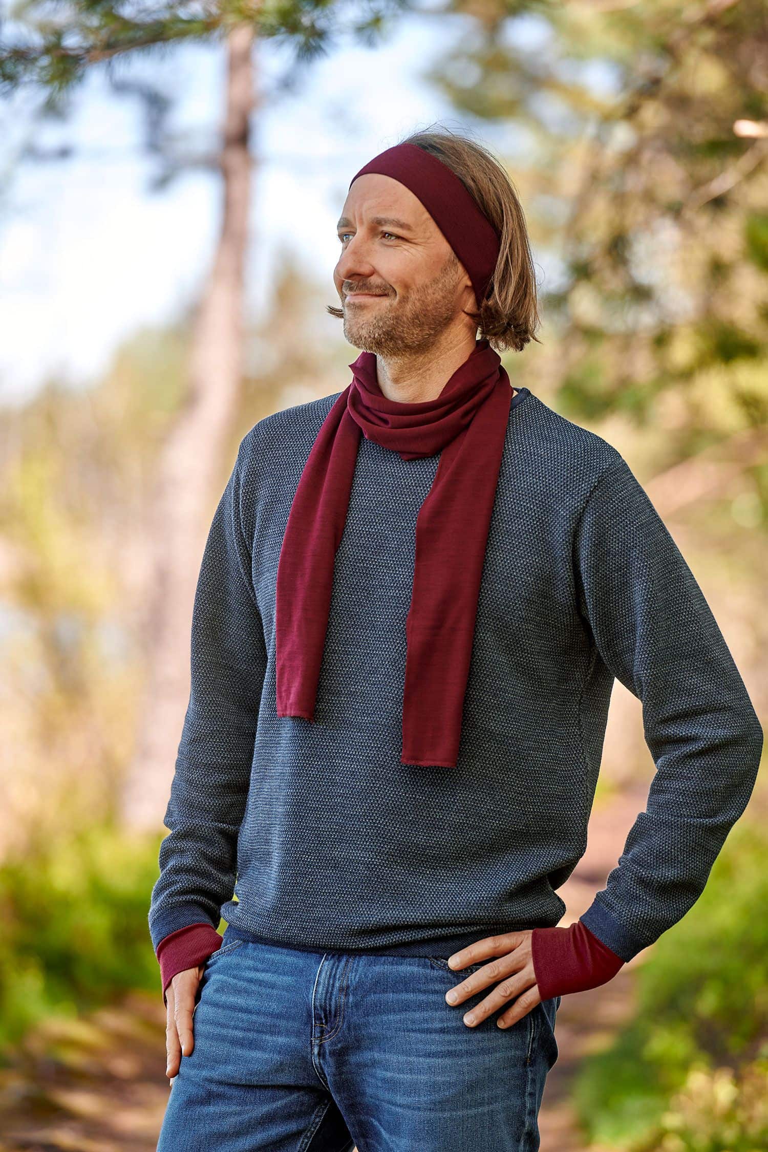 Mann mit grauem Pulli trägt ein bordeauxrotes Stirnband aus bio Wolle (kbT) und Seide mit passendem Schal