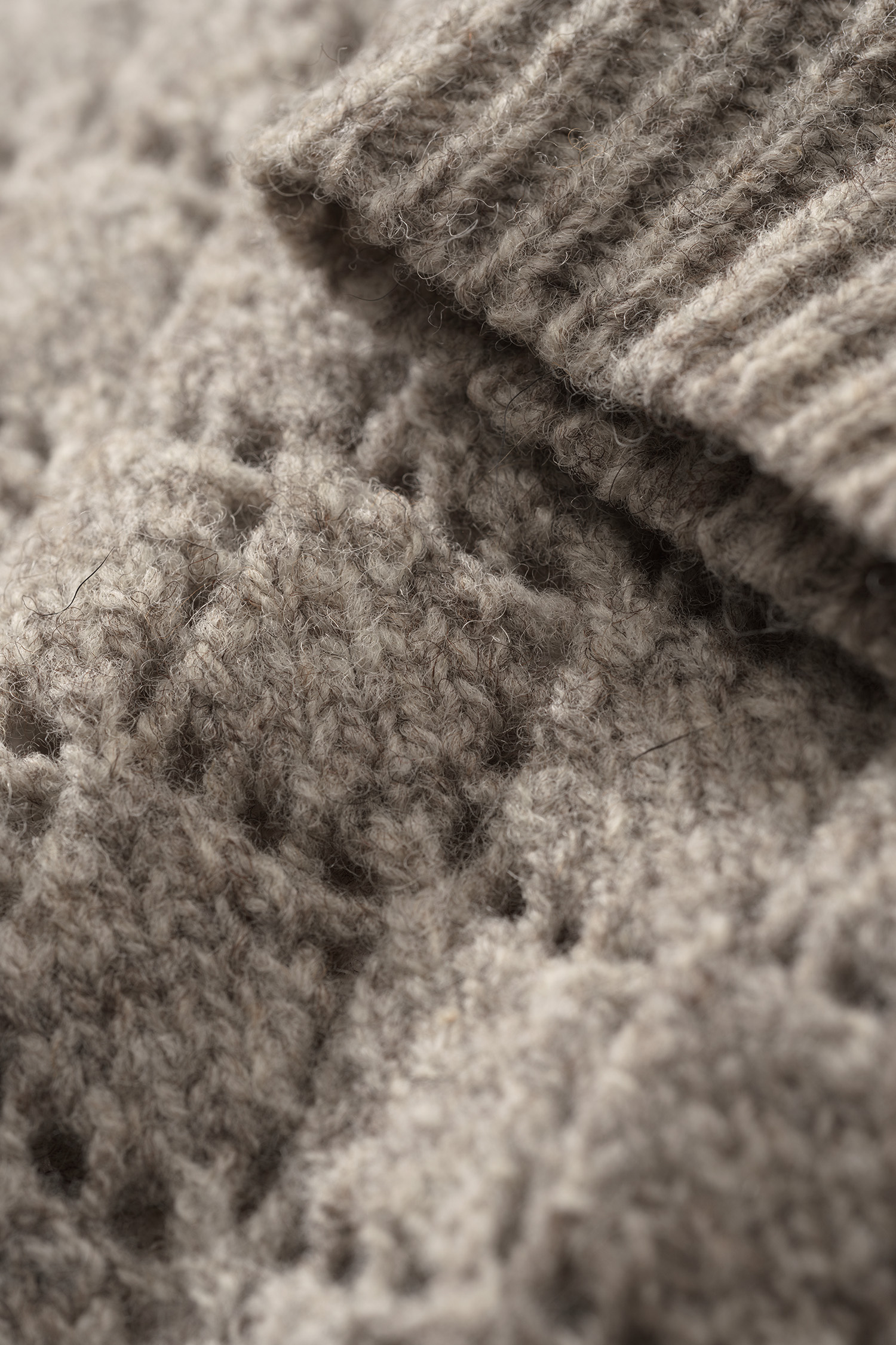 grauer ungefärbter Strickpullover mit Ajourmuster aus Bio-Wolle (kbT) vom Finkhof, Freisteller