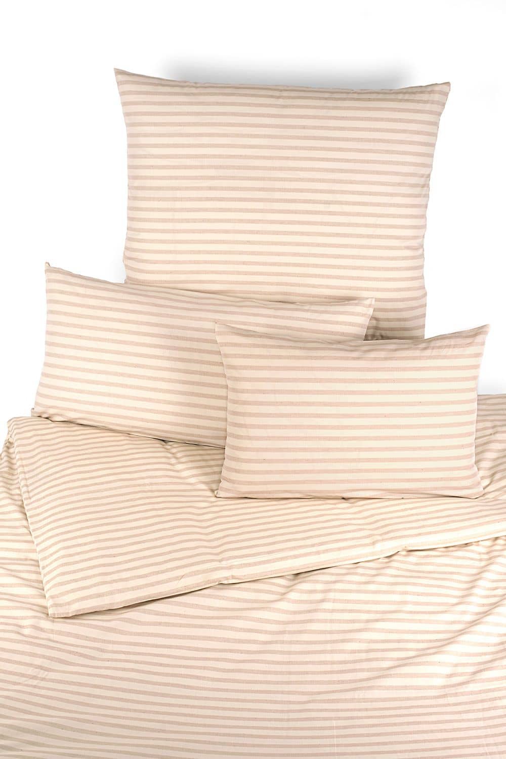 ungefärbte Bettwäsche mit Streifen aus bio Baumwolle (kbA) als Decken- und Kissenüberzug auf weißem Untergrund
