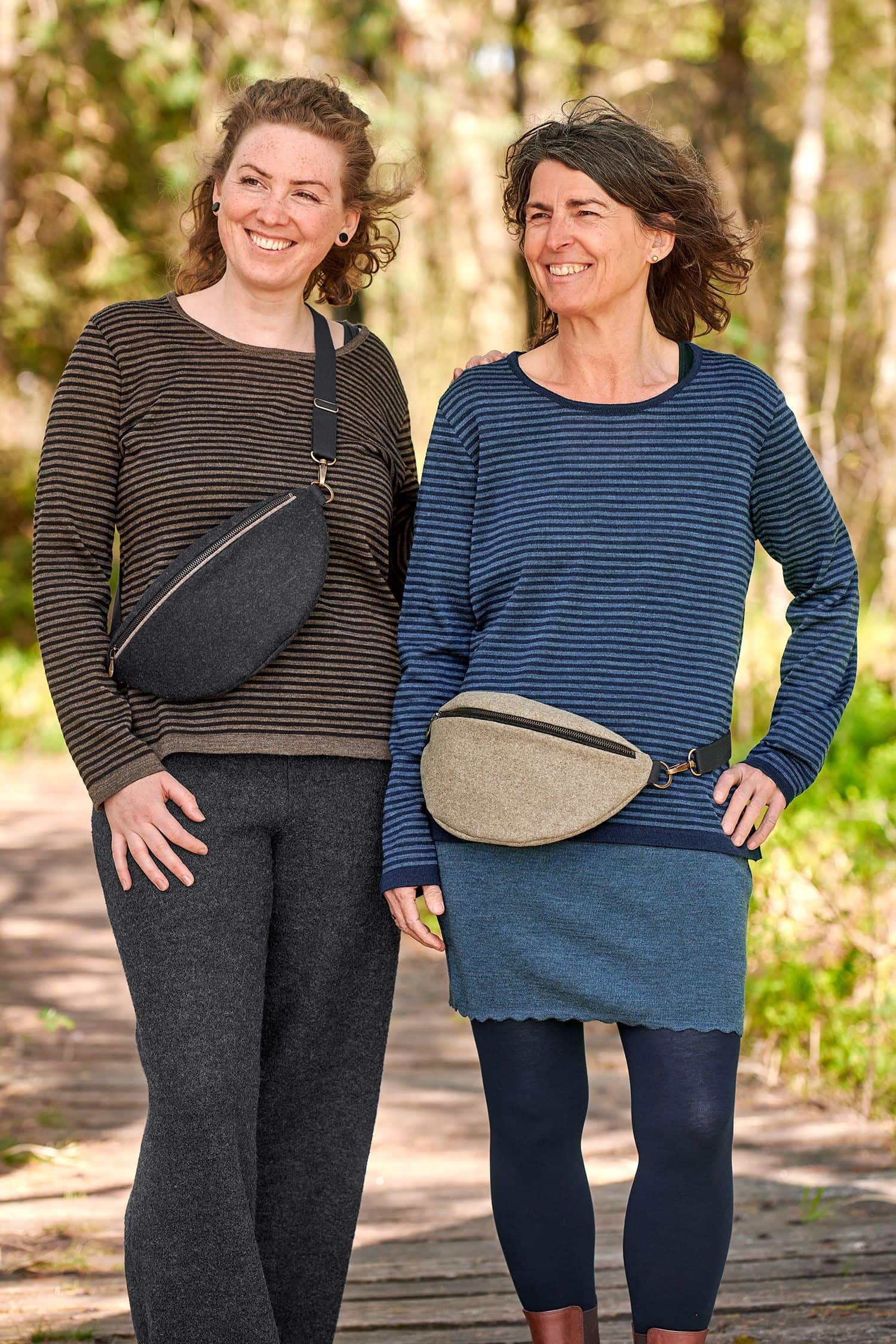 Hüft- und Schultertasche aus Loden Frauen mit Streifenpullis tragen braune und dunkelgraue Bauchtasche aus Loden (Webstoff aus Schurwolle) vom Finkhof