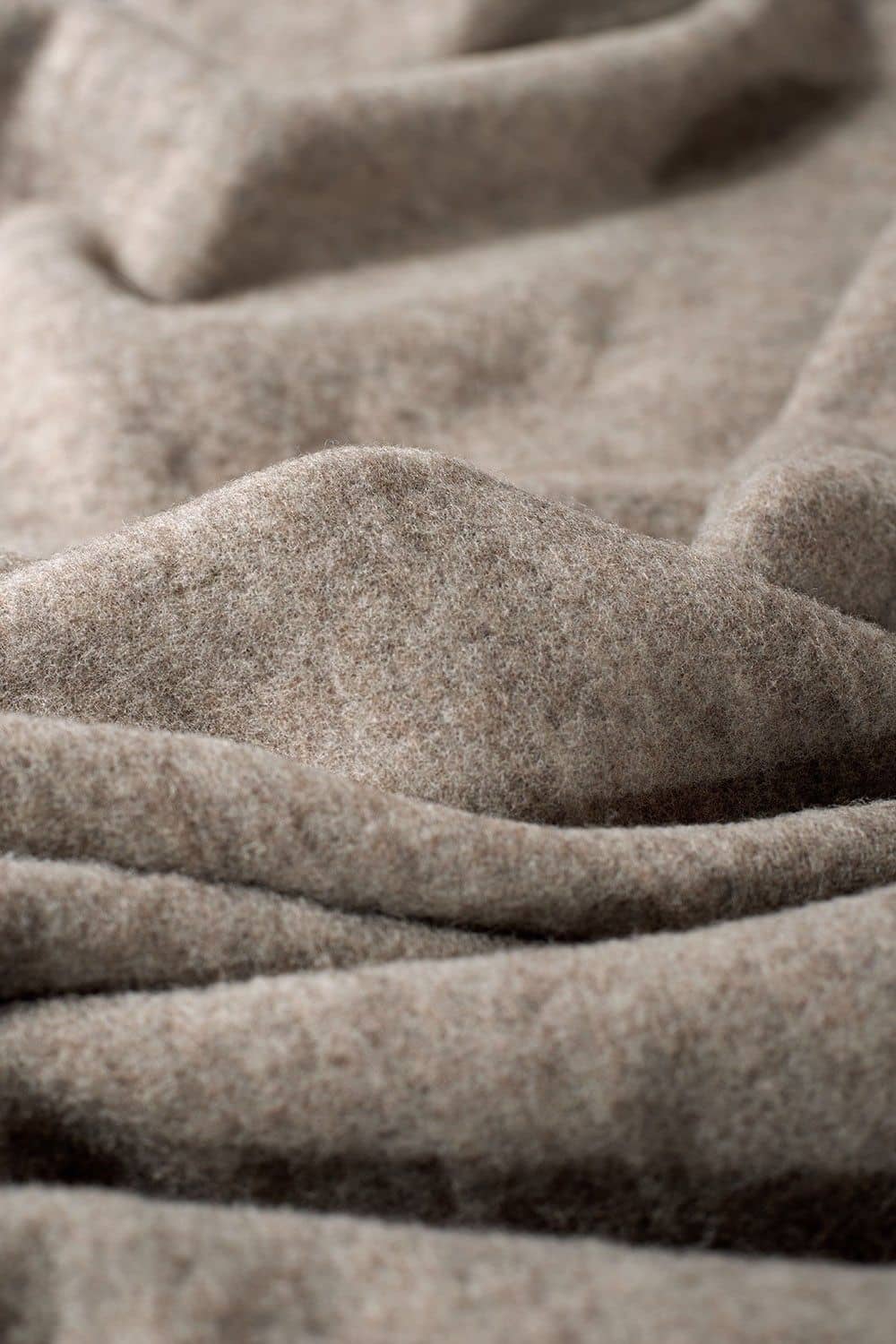 Detailaufnahme von naturmeliertem Wollfleece aus bio Wolle (kbT)