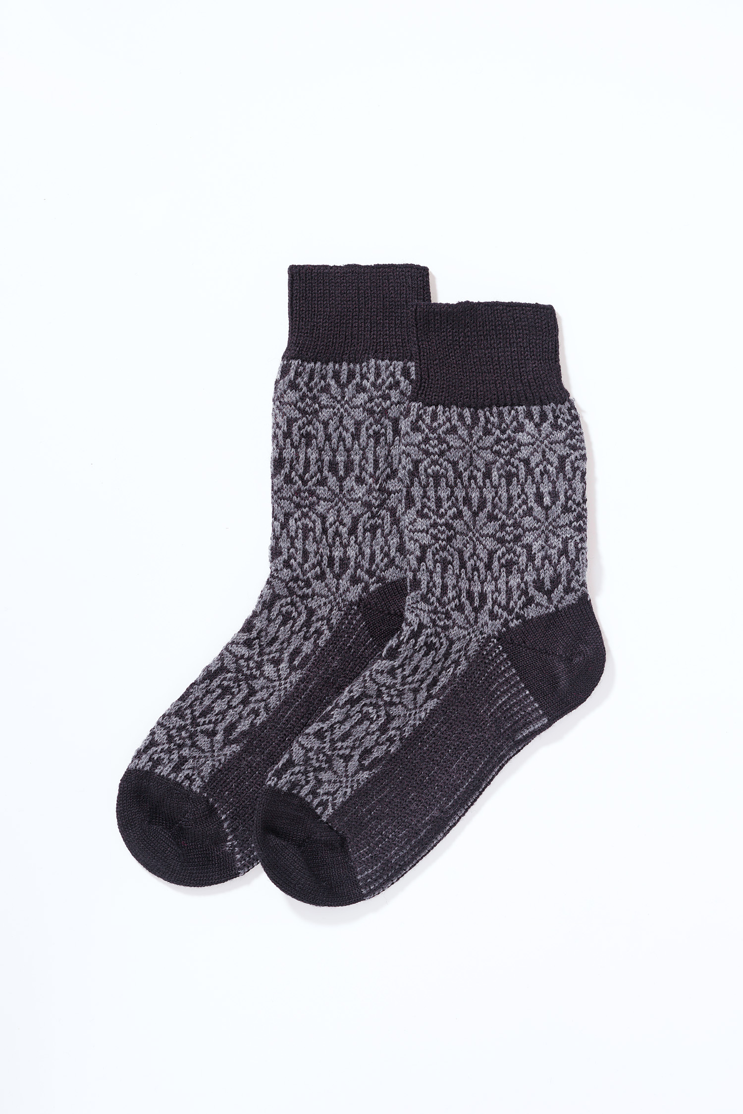 ein Paar schwarz graue Norwgersocken aus bio Wolle (kbT) und Seide, Freisteller