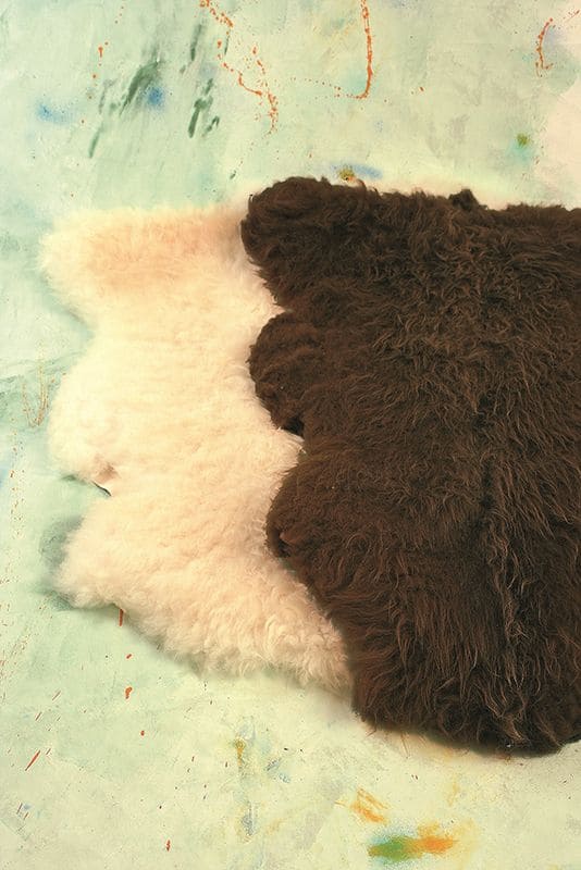 unsere-felle-pflanzlich-Alaunfelle Finkhof Autofelle in braun und weiß