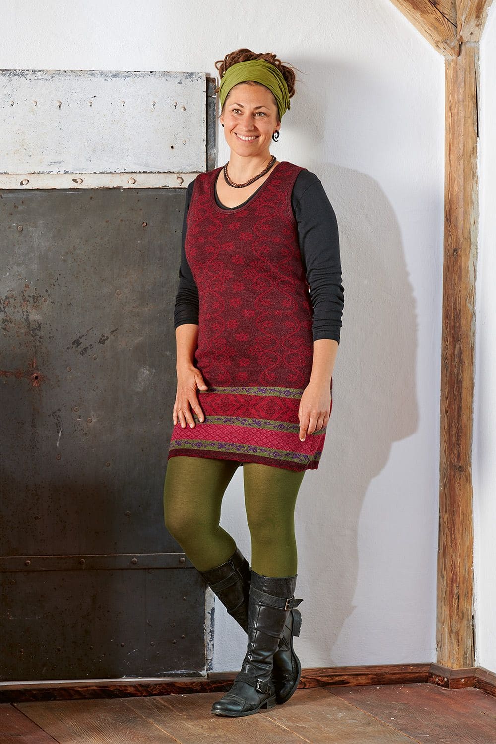 Frau mit rot gemustertem Kleid, grünem Haarband und grüner Feinleggings vom Finkhof aus bio Baumwolle (kbA) und Elasthan