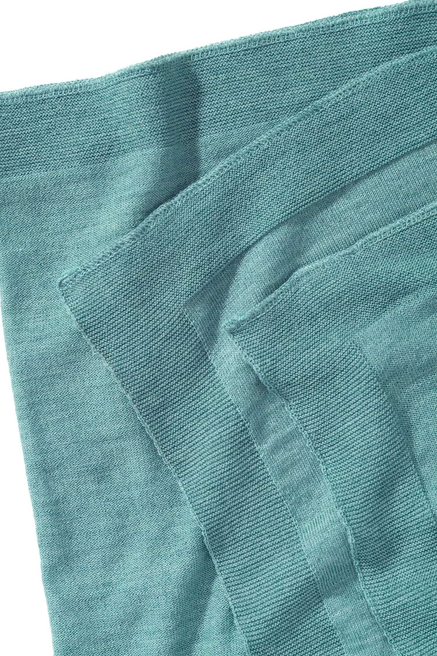 Detailaufnahme der Kanten es blauen Merinoschals aus bio Wolle (kbT) vom Finkhof