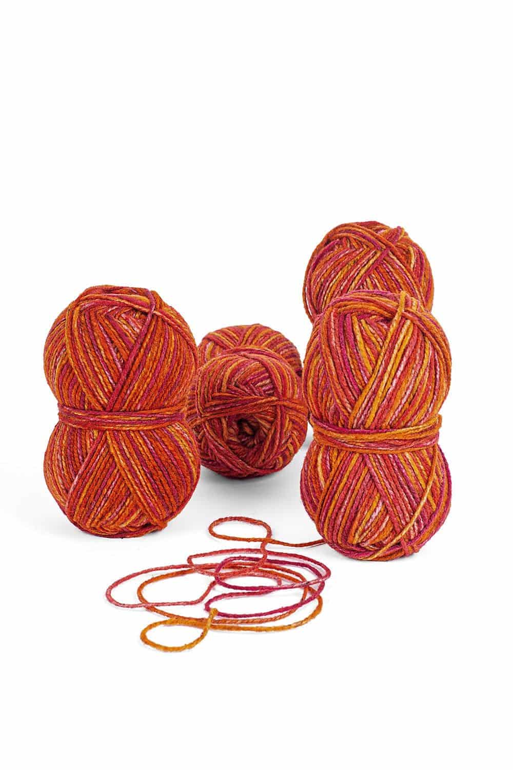 dicke Merinowollknäule vom Finkhof mit rot gelbem Farbverlauf aus bio Wolle (kbT), Freisteller