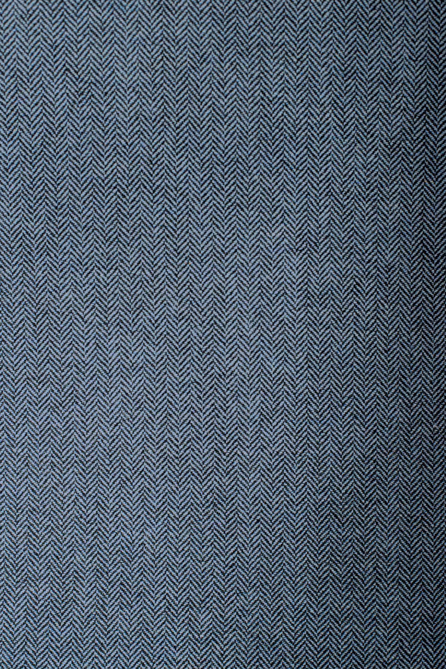 Nahaufhnahme der Stoffstruktur der Wollhose in jeansblau vom Finkhof aus bio Wolle (kbT)
