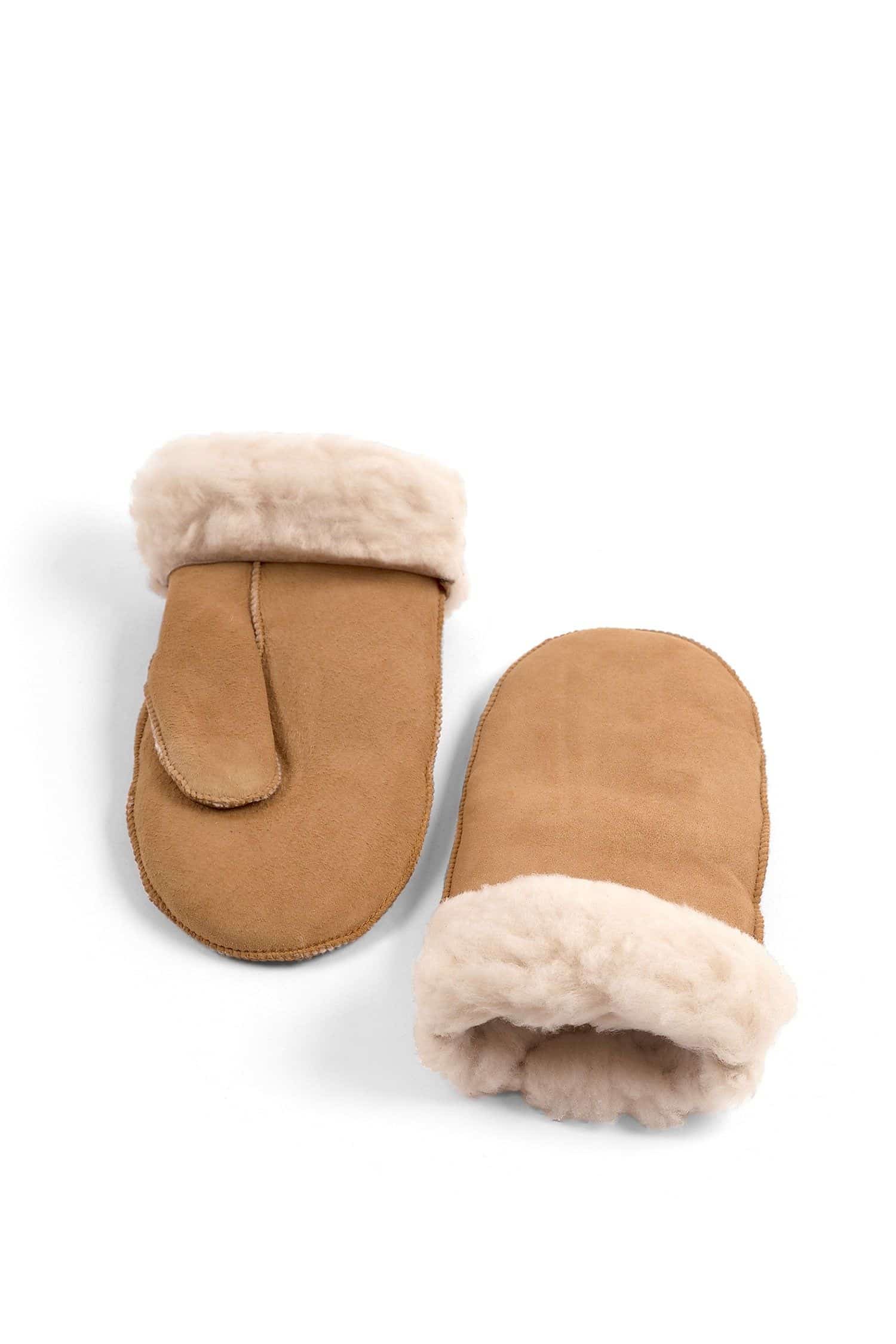 ein Paar hellbraune Fell- Fausthandschuhe aus Pelzvelour ohne Bund, Freisteller