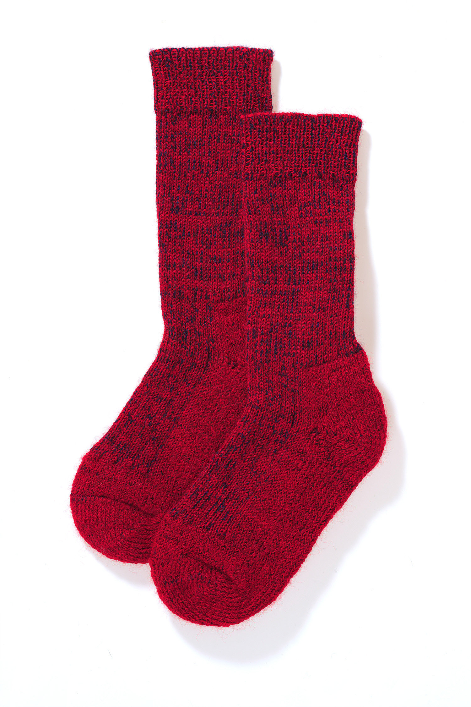 Wollplüschsocken aus reiner Bio-Schurwolle Kind trägt rot/blaue Wollplüschsocken aus bio Wolle (kbT)