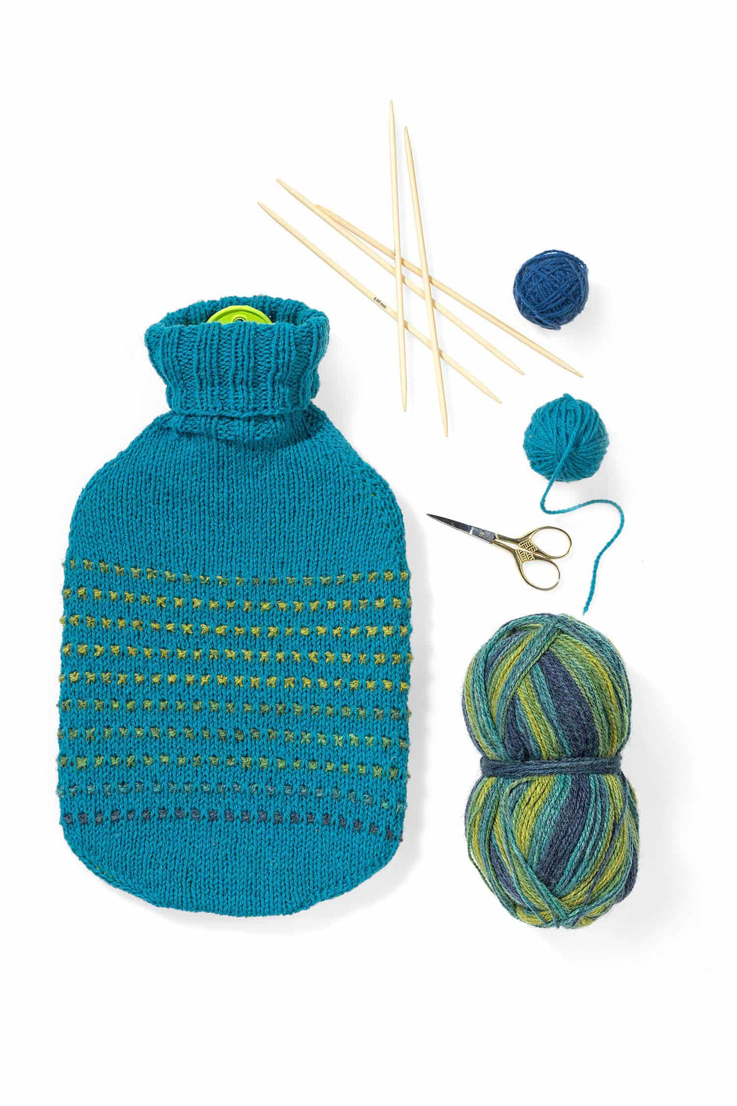 Strickanleitung - großer Wärmflaschenbezug mit Pünktchenmuster türkis grüner selbstgestrickter Wärmflaschenbezug mit Wollen und Stricknadeln