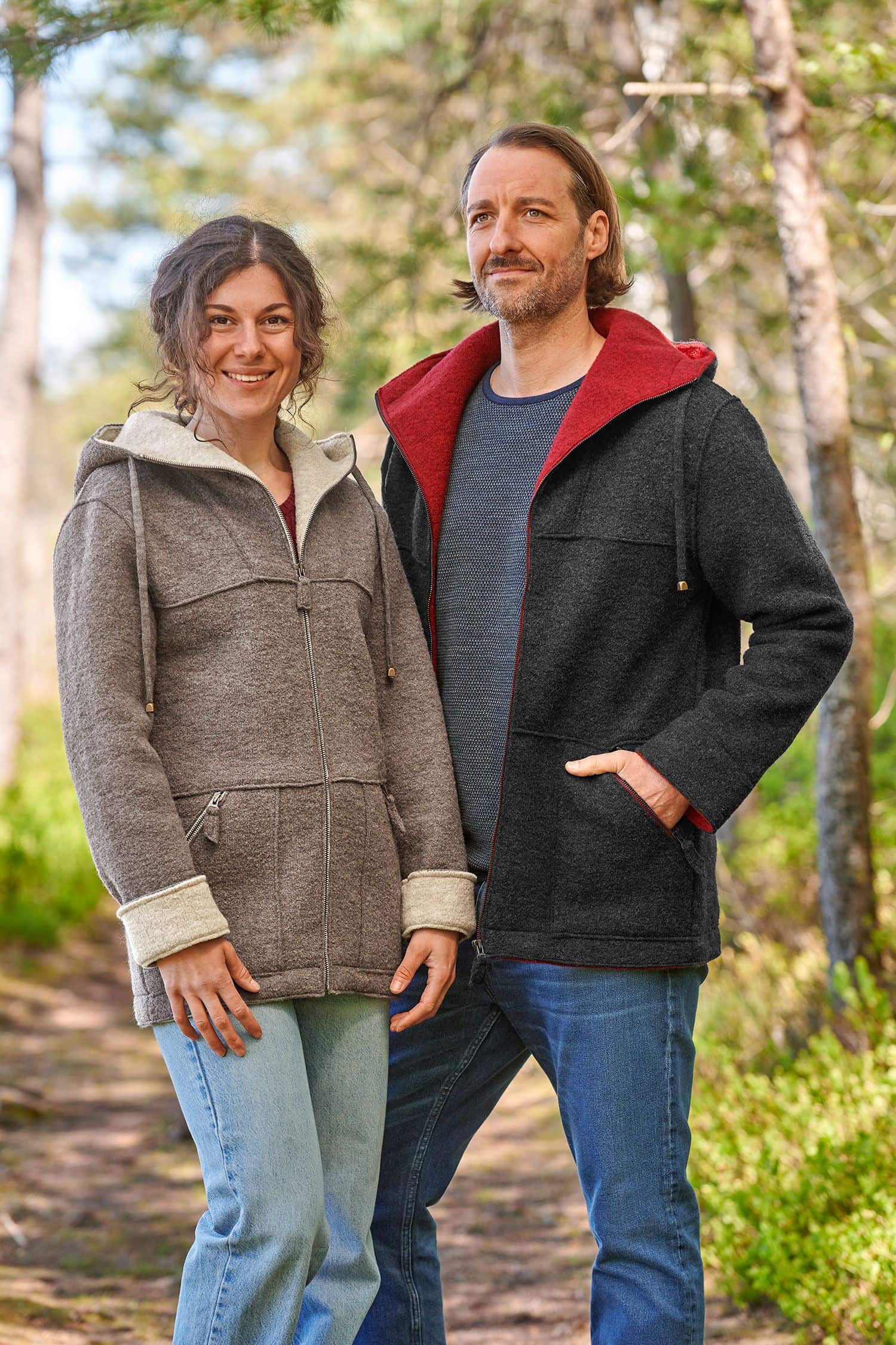 Jacke Chris Frau und Mann stehen im Wald und tragen Jacke ,,Chris" in braun und dunkelgrau aus bio Wolle (kbT)