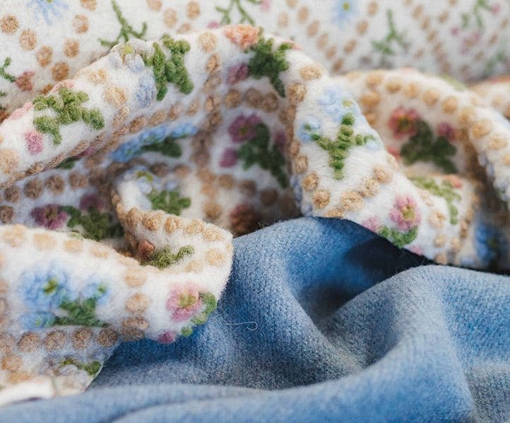 blauer und weißer floral gemusterter Stoff