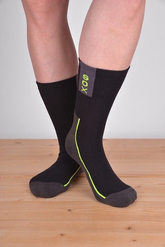lange grün/graue Sportsocken aus bio Baumwolle (kbA), Polyamid und Elasthan, getragen auf Holzboden von vorne