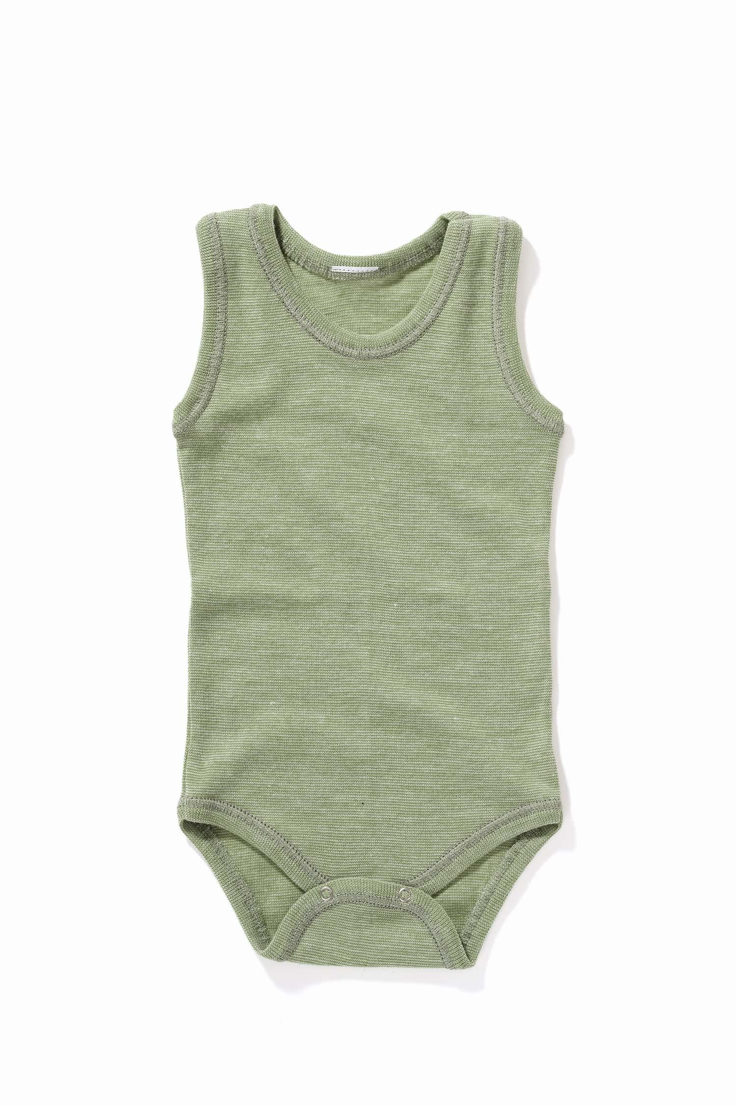 Grünmelierter Babybody aus Bio-Baumwolle, Bio-Merinowolle und Seide, Freisteller