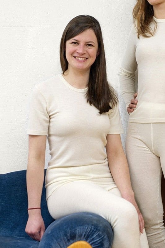 Frauen tragen weiße lange Unterwäsche und naturweißes Kurzarmshirt aus bio Wolle (kbT)
