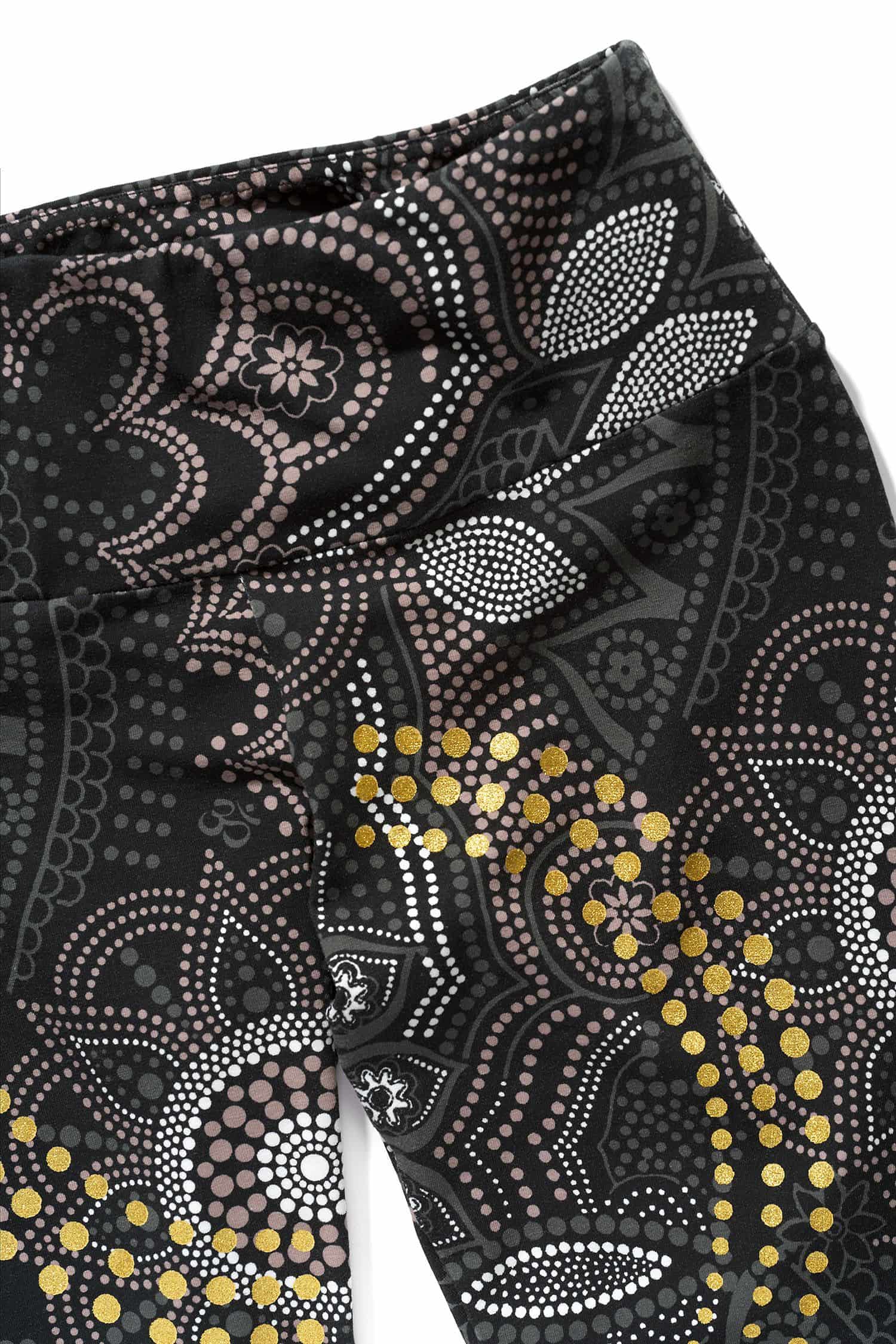 Detailaufnahme vom Bund der grau gemusterte metallic Yoga Leggings aus bio Baumwolle (kbA) und Elasthan