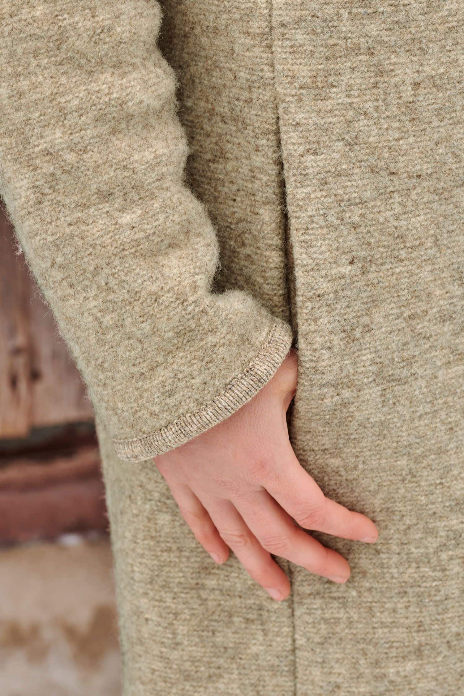 Detailaufnahme der Tasche des ungefärbten grauen Finkhof Wollwalkmantel aus bio Wolle (kbT)