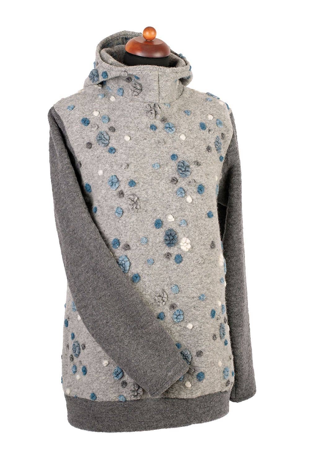 Hoodie aus grauem Wollfleece aus bio Wolle (kbT) an Schneiderpuppe