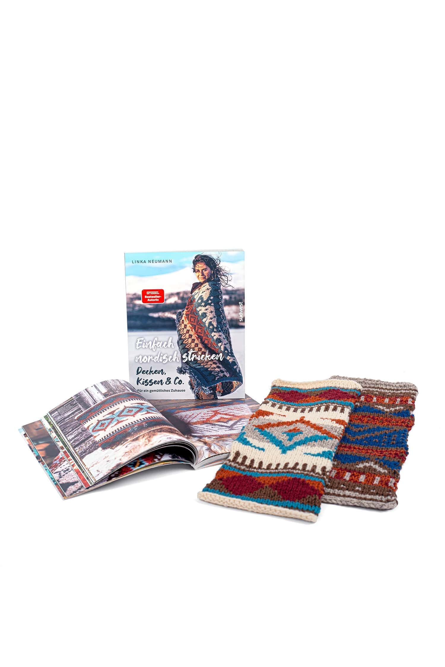 Buch ,,Einfach nordisch stricken" mit aufgeschlagenem Exemplar und Stulpen mit Muster davor