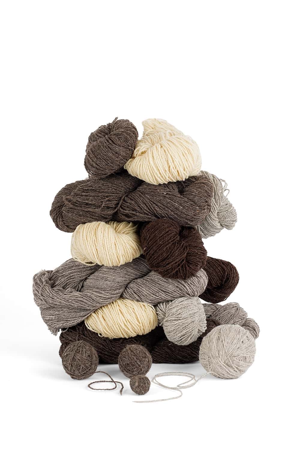 dünne Merinowolle ungefärbt aus bio Wolle (kbT) in verschiedenen Farben gestapelt