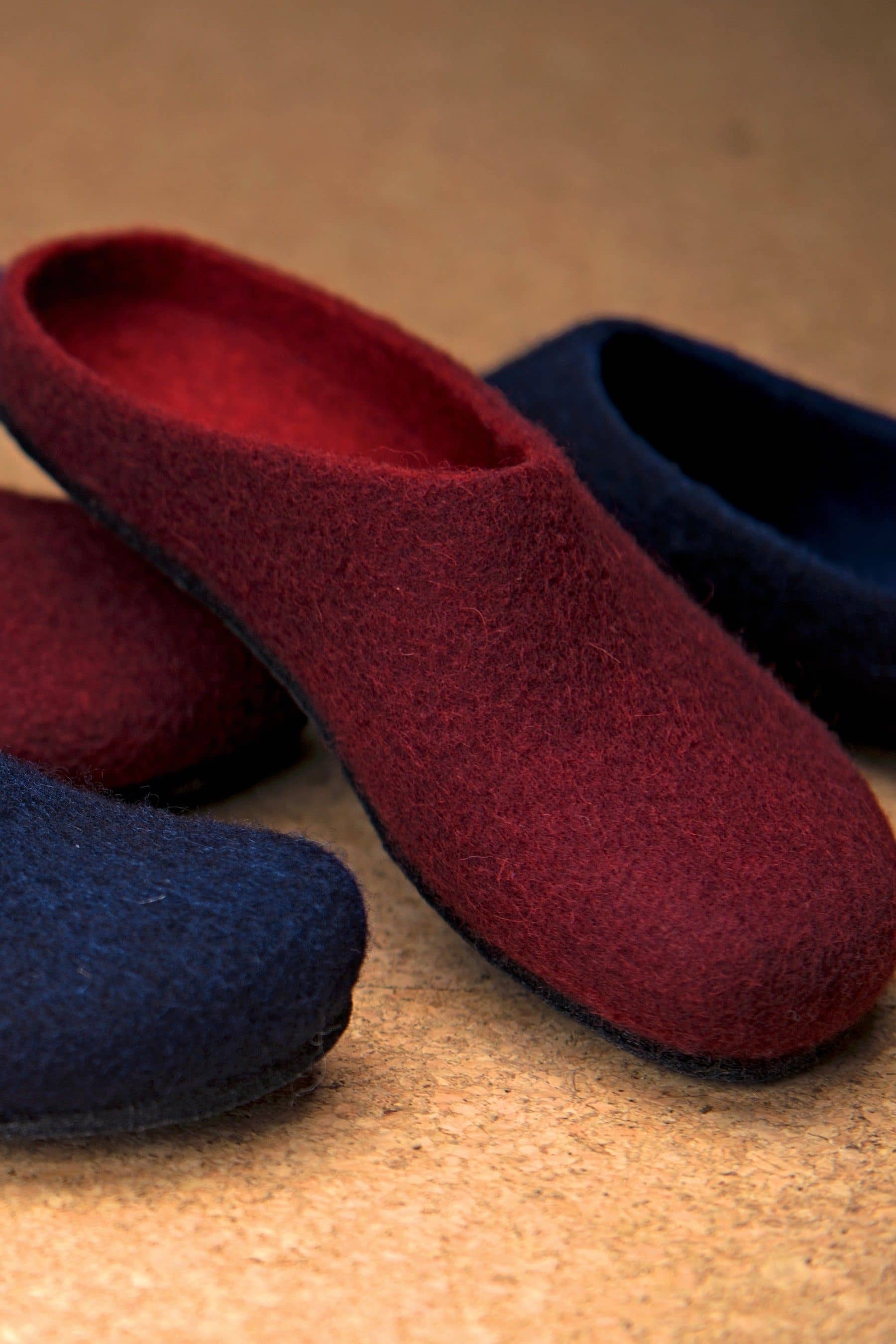 dunkeblaue und dunkelrote Filzhausschuhe