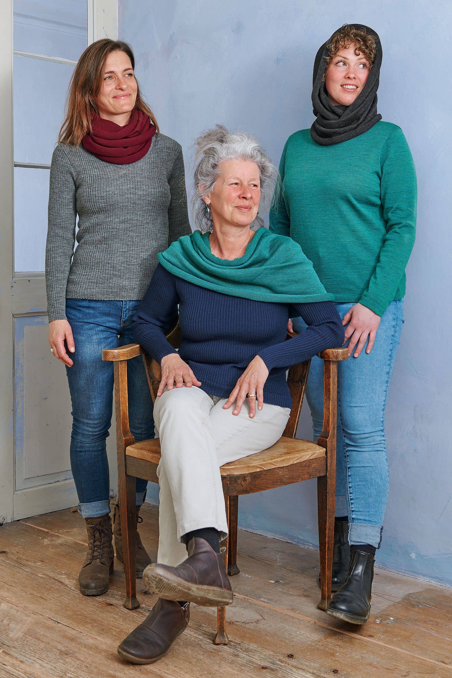 Schlauchschal Frauen tragen Schlauchschal in verschiedenen Farben vom Finkhof aus bio Wolle (kbT) dazu unifarbige Shirts