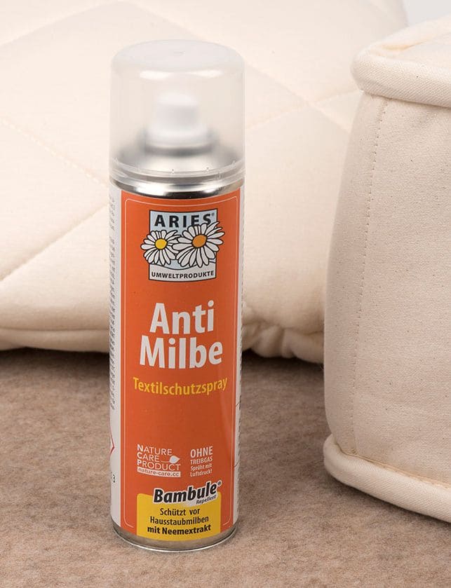 Textilschutzspray-Anti-Milbe-0468-cropped Aries Anti Milben Textilschutzspray in oranger Sprühflasche neben einer Matratzenecke