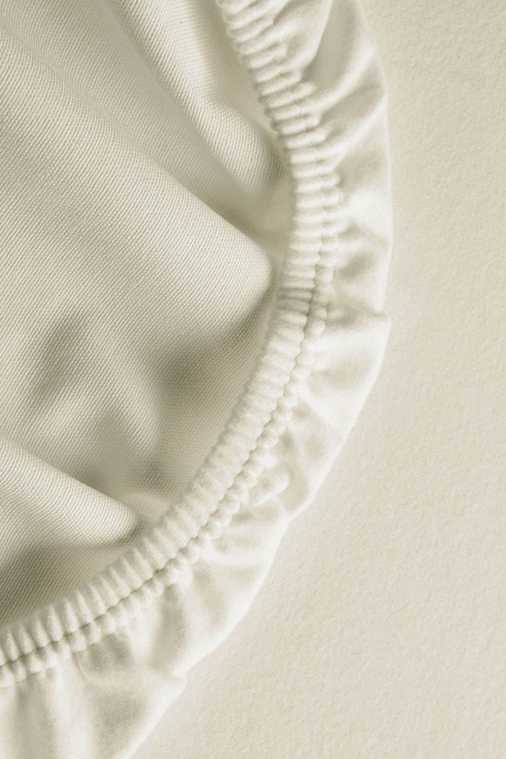 Detailaufnahme vom Gummizug des naturweißen Biber Spannbettlaken aus bio Baumwolle (kbA)