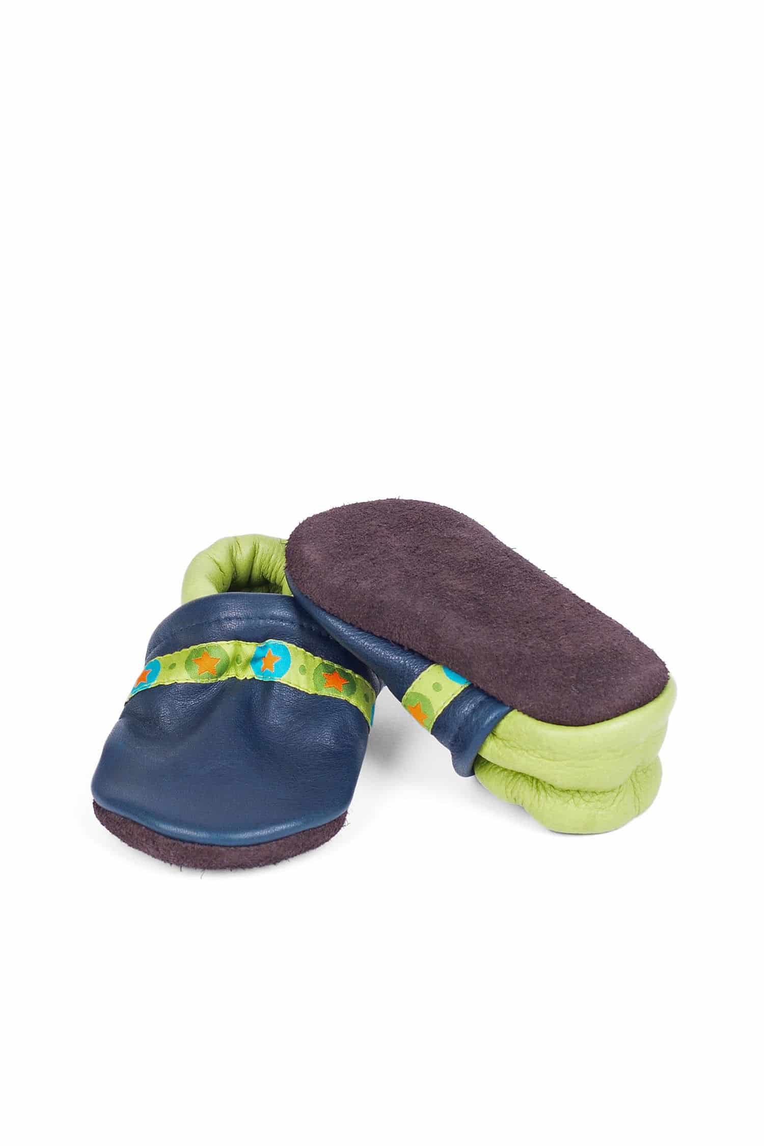 blau grüne Lederpatschen aus Rindsleder vom Finkhof, Freisteller von vorne und der Sohle