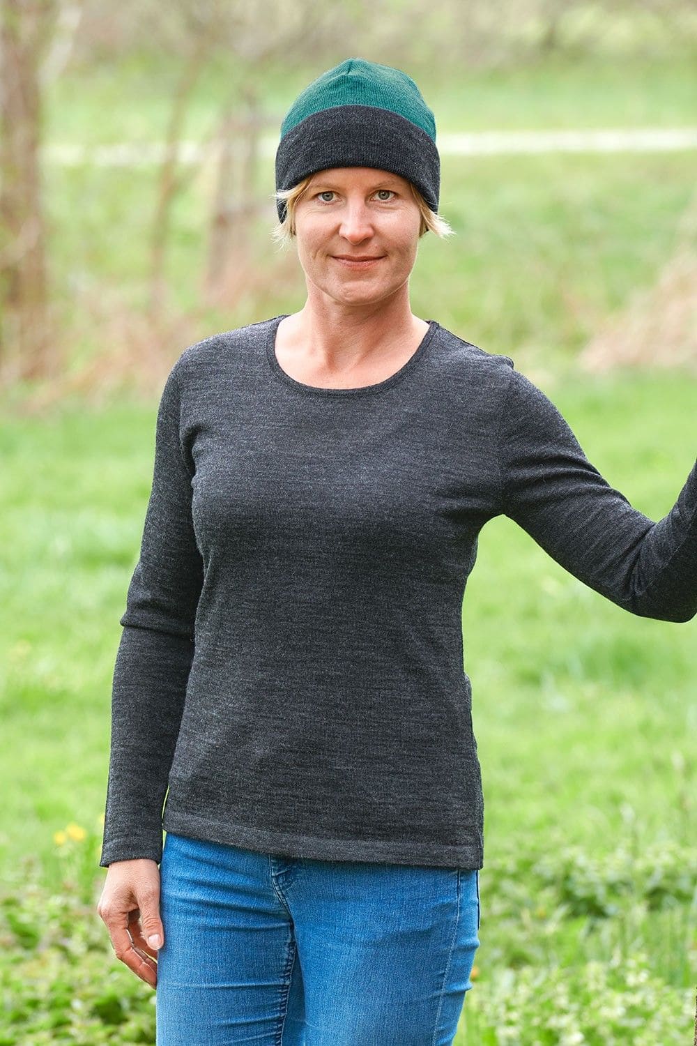 Frau mit grauem Shirt trägt türkis graue Wendemütze aus bio Wolle (kbT) vom Finkhof