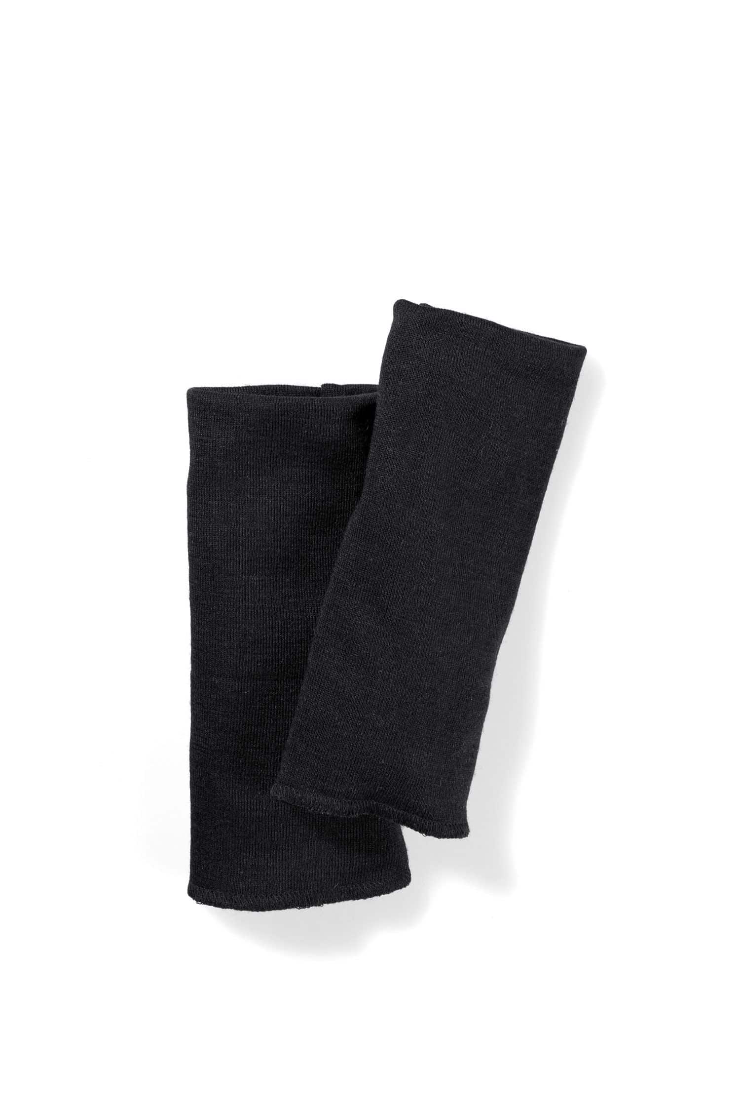 ein Paar schwarze Pulswärmer aus bio Wolle (kbT) und Seide, Freisteller