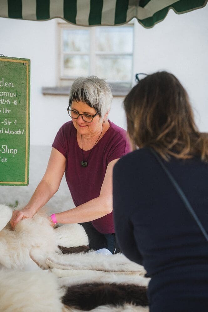 finkhof-maerkte-saison-und-themenmaerkte-2 Finkhof Felle mit Beratung auf einem Markt