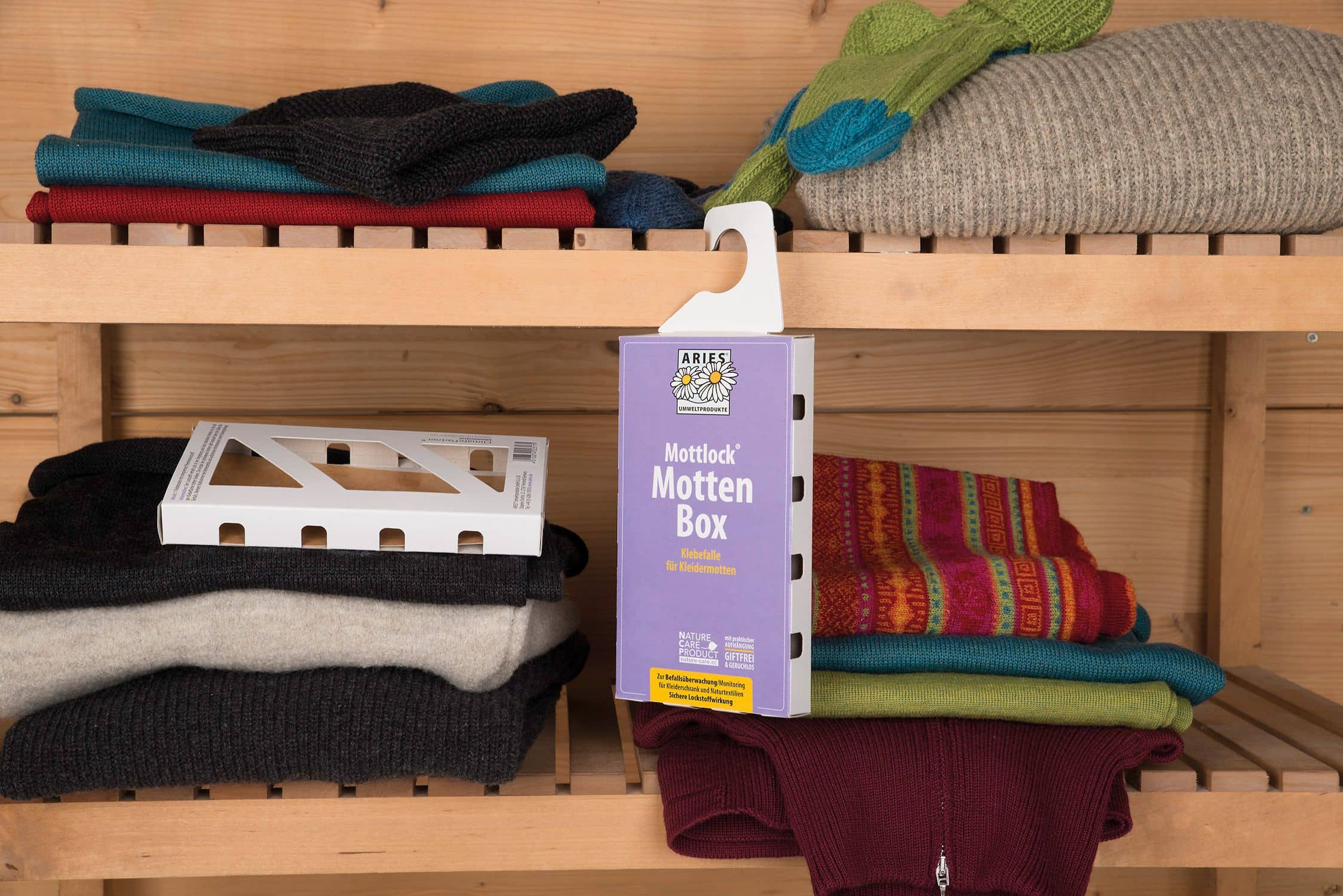 S-183-Mottenbox-0789_o_oeke-test-label lila Aries Mottenbox gegen Kleidermotten hängt in Kleiderschrank