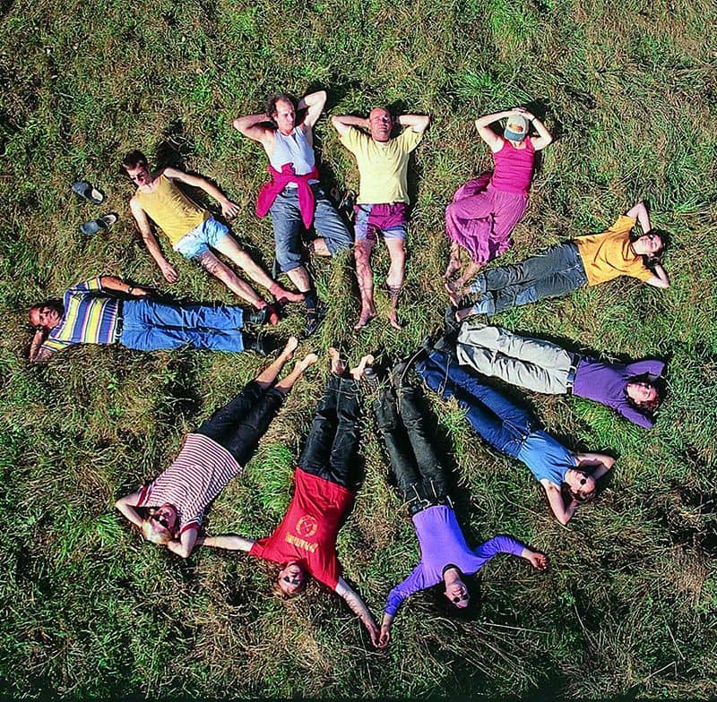 Finkhöfler liegen im Kreis auf einer Wiesw