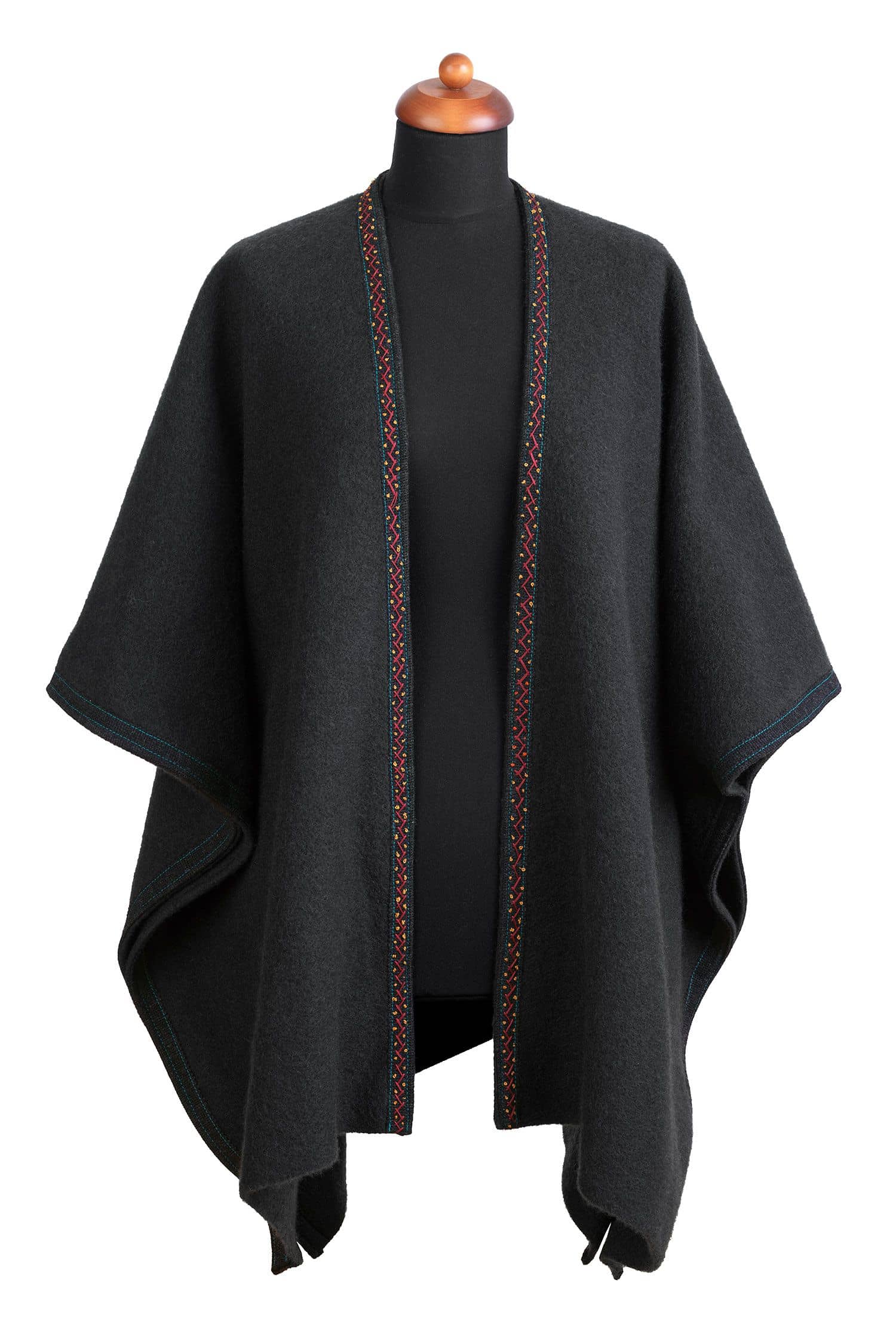 grauer Poncho hängt auf Schneiderpuppe